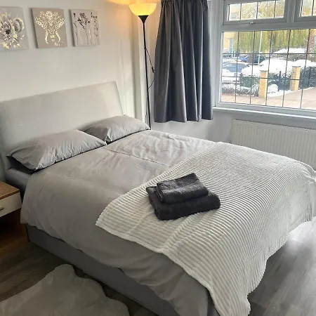Cosy Double Bedroom For One Guest